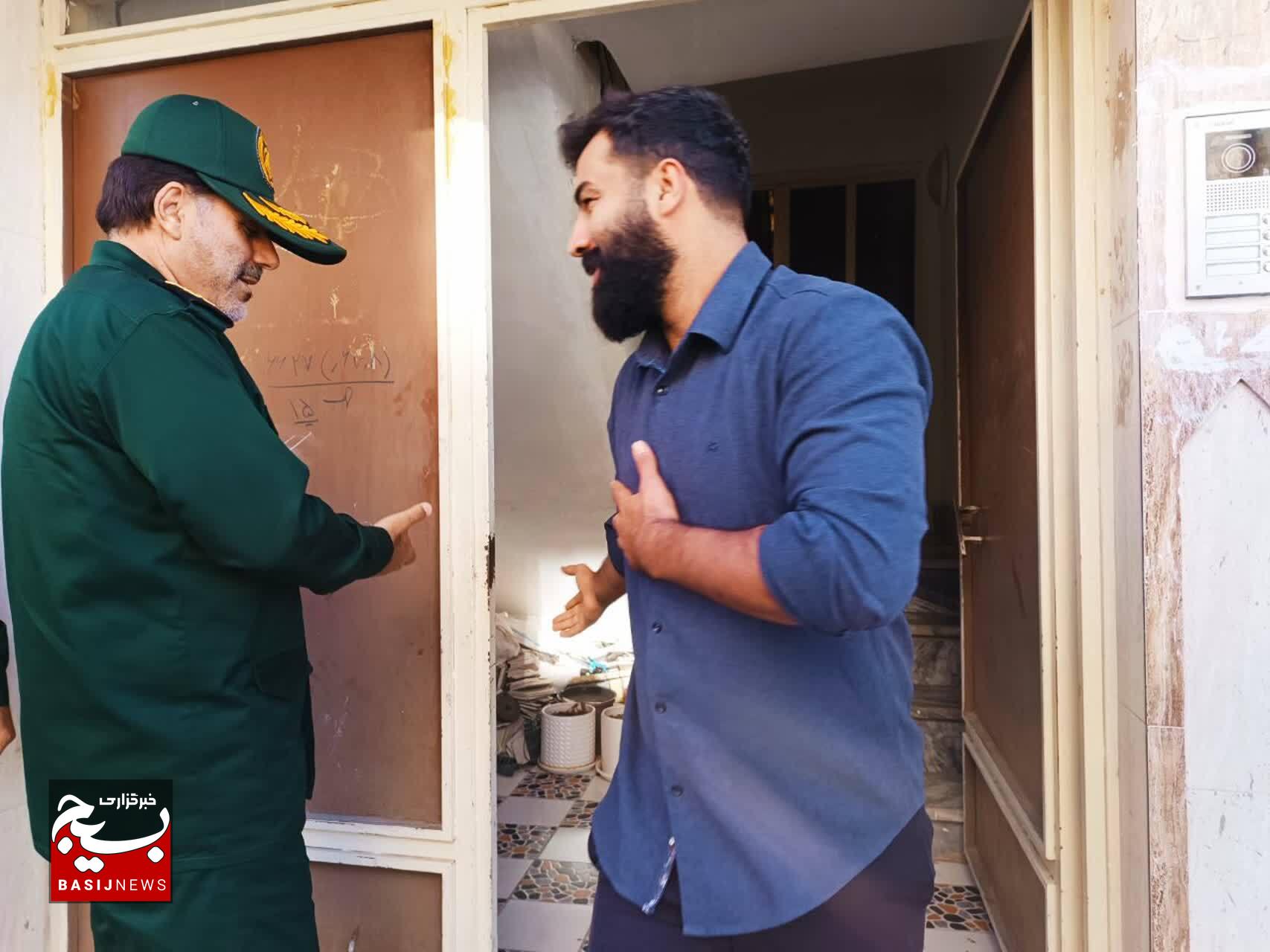 در ششمین روز هفته بسیج سردار علیپور با خانواده شهید مدافع حرم خرم آباد دیدار کرد