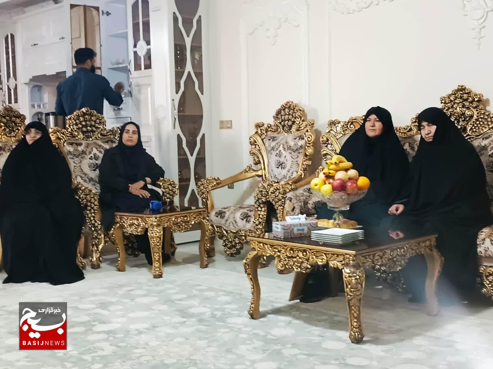 در ششمین روز هفته بسیج سردار علیپور با خانواده شهید مدافع حرم خرم آباد دیدار کرد در ششمین روز هفته بسیج سردار علیپور با خانواده شهید مدافع حرم خرم آباد دیدار کرد