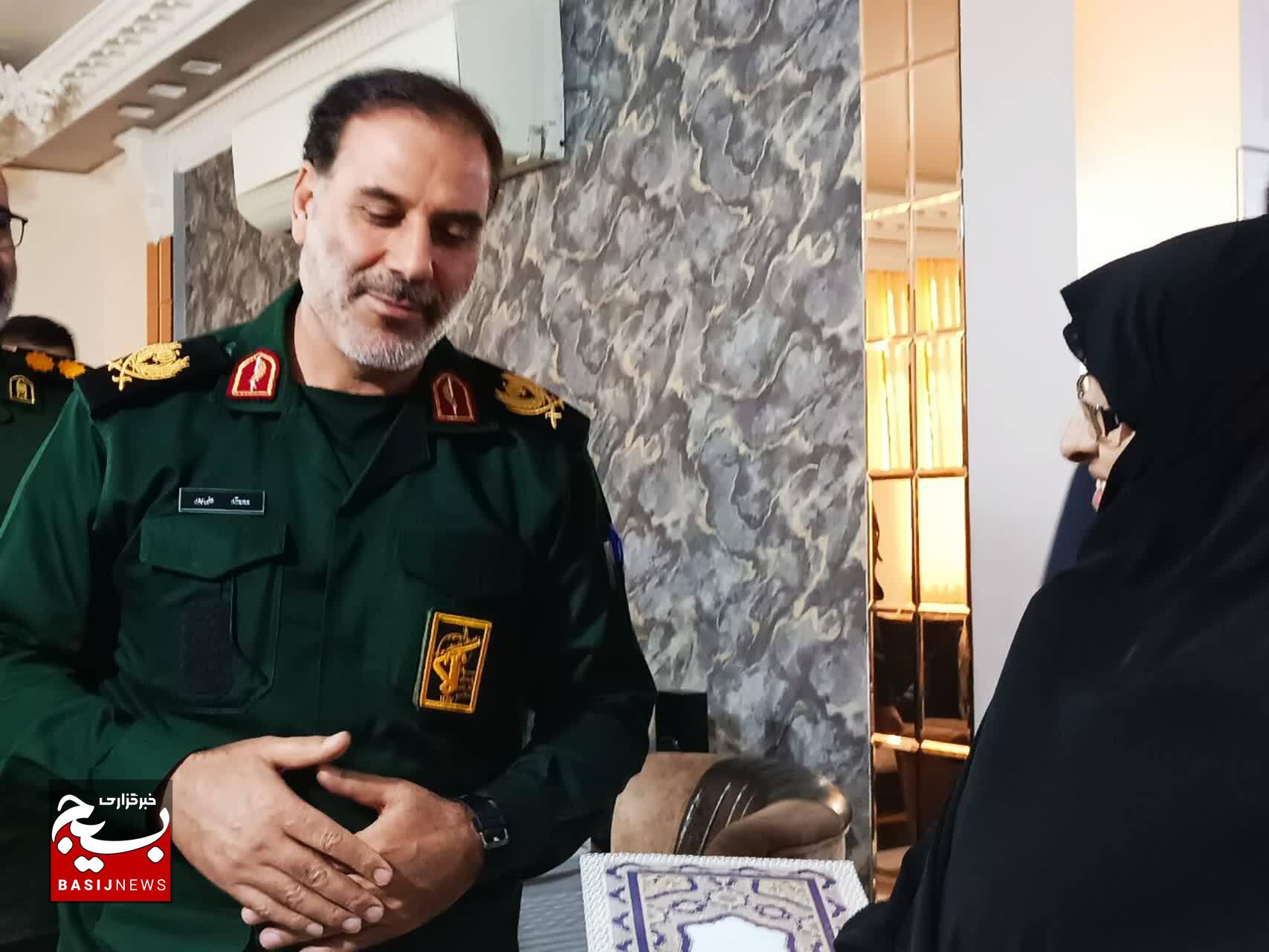 در ششمین روز هفته بسیج سردار علیپور با خانواده شهید مدافع حرم خرم آباد دیدار کرد در ششمین روز هفته بسیج سردار علیپور با خانواده شهید مدافع حرم خرم آباد دیدار کرد