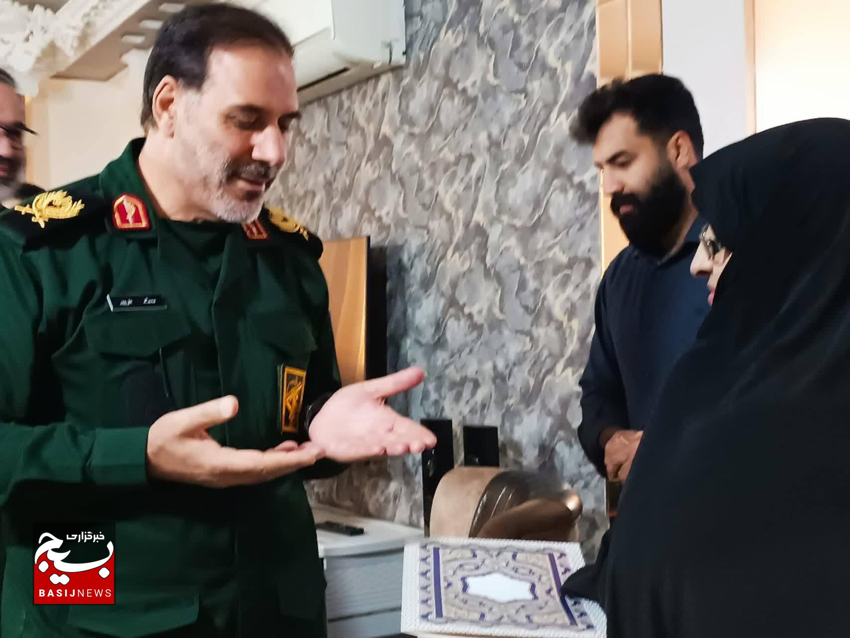 در ششمین روز هفته بسیج سردار علیپور با خانواده شهید مدافع حرم خرم آباد دیدار کرد در ششمین روز هفته بسیج سردار علیپور با خانواده شهید مدافع حرم خرم آباد دیدار کرد