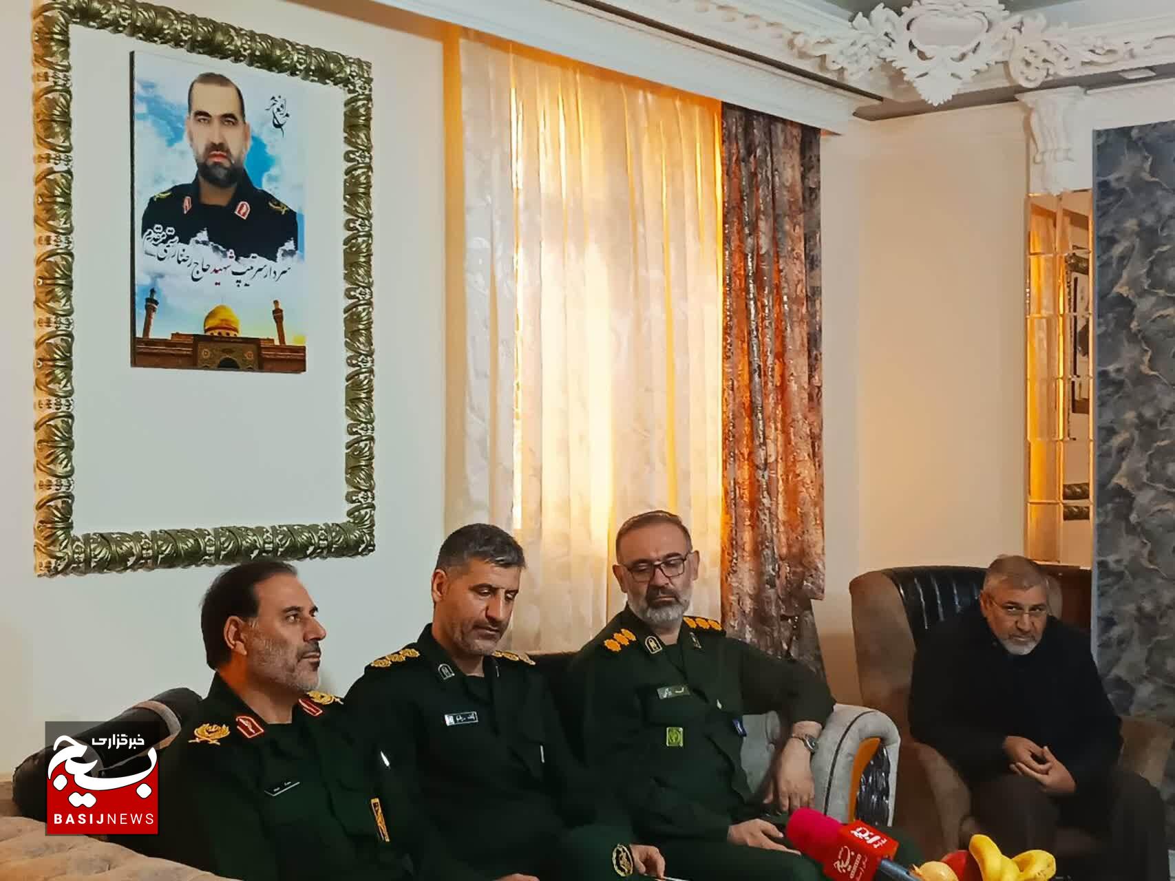 در ششمین روز هفته بسیج سردار علیپور با خانواده شهید مدافع حرم خرم آباد دیدار کرد در ششمین روز هفته بسیج سردار علیپور با خانواده شهید مدافع حرم خرم آباد دیدار کرد