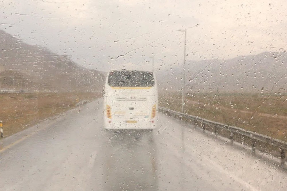 بارش باران و مه‌گرفتگی شدید در جاده‌های همدان/ رانندگان مراقب باشند 