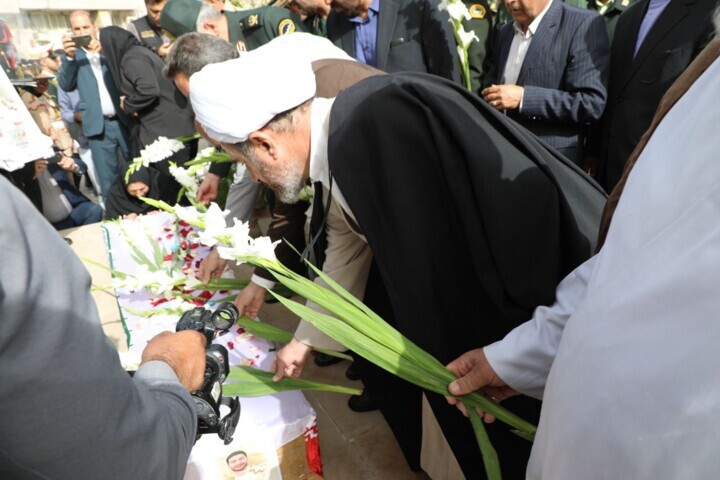 امامجمعه ایلام در آیین تشییع مرزبانان: این دو شهید حافظان عزت کشور بودند امامجمعه ایلام در آیین تشییع مرزبانان: این دو شهید حافظان عزت کشور بودند