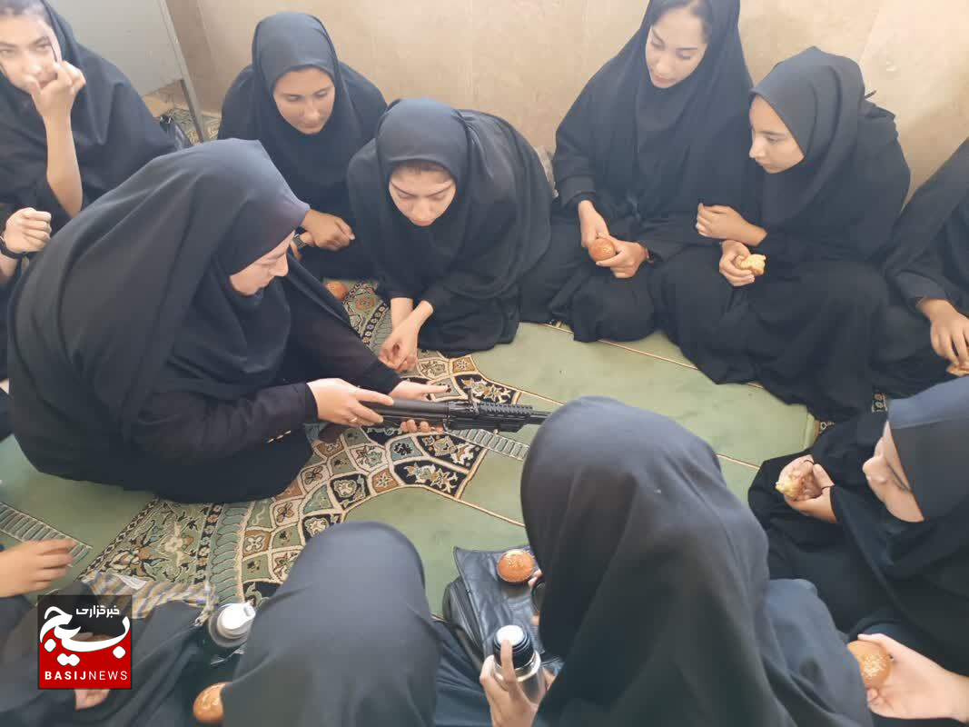 برگزاری اردوی عملی مرحله سوم درس آمادگی دفاعی دانش آموزان دختر خرامه +عکس