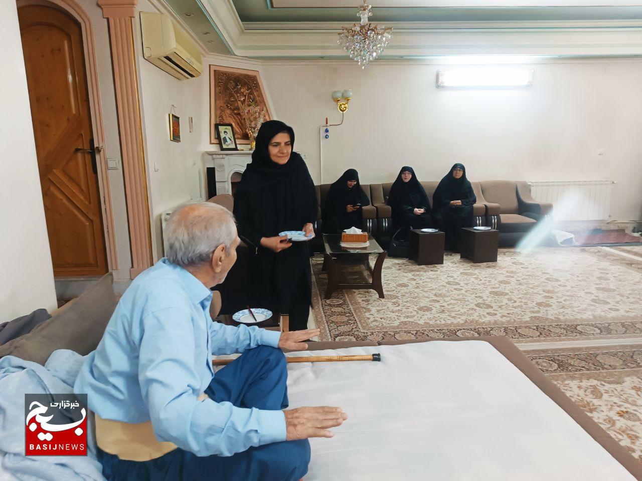 دیدار مسئول بسیج جامعه زنان کشور با خانواده شهید پروانه دیدار مسئول بسیج جامعه زنان کشور با خانواده شهید پروانه