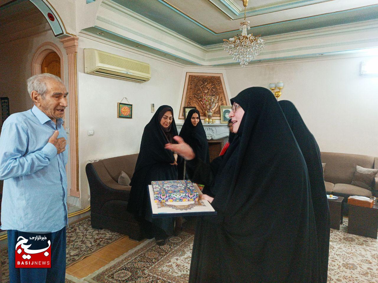 دیدار مسئول بسیج جامعه زنان کشور با خانواده شهید پروانه دیدار مسئول بسیج جامعه زنان کشور با خانواده شهید پروانه