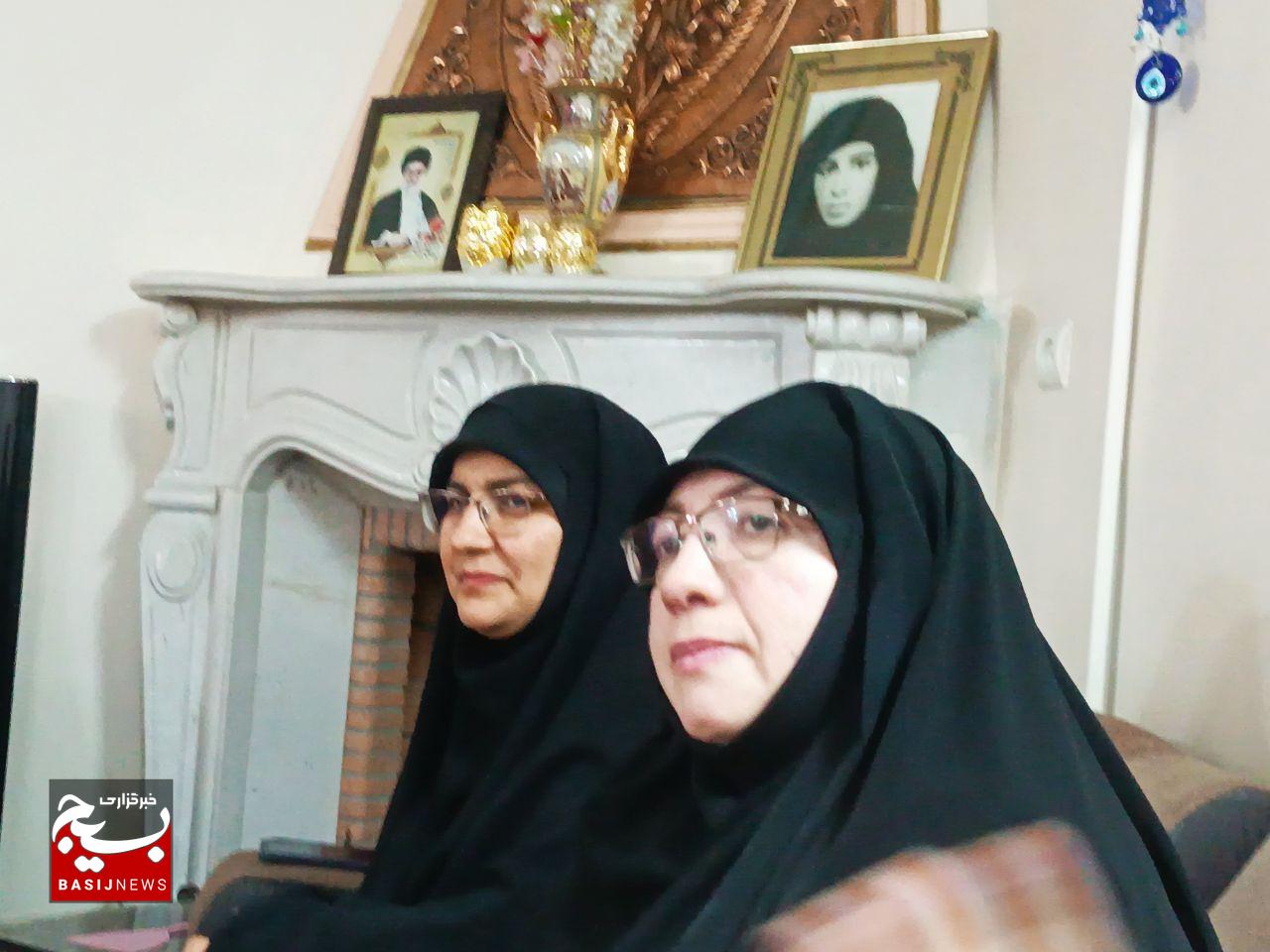 دیدار مسئول بسیج جامعه زنان کشور با خانواده شهید پروانه دیدار مسئول بسیج جامعه زنان کشور با خانواده شهید پروانه