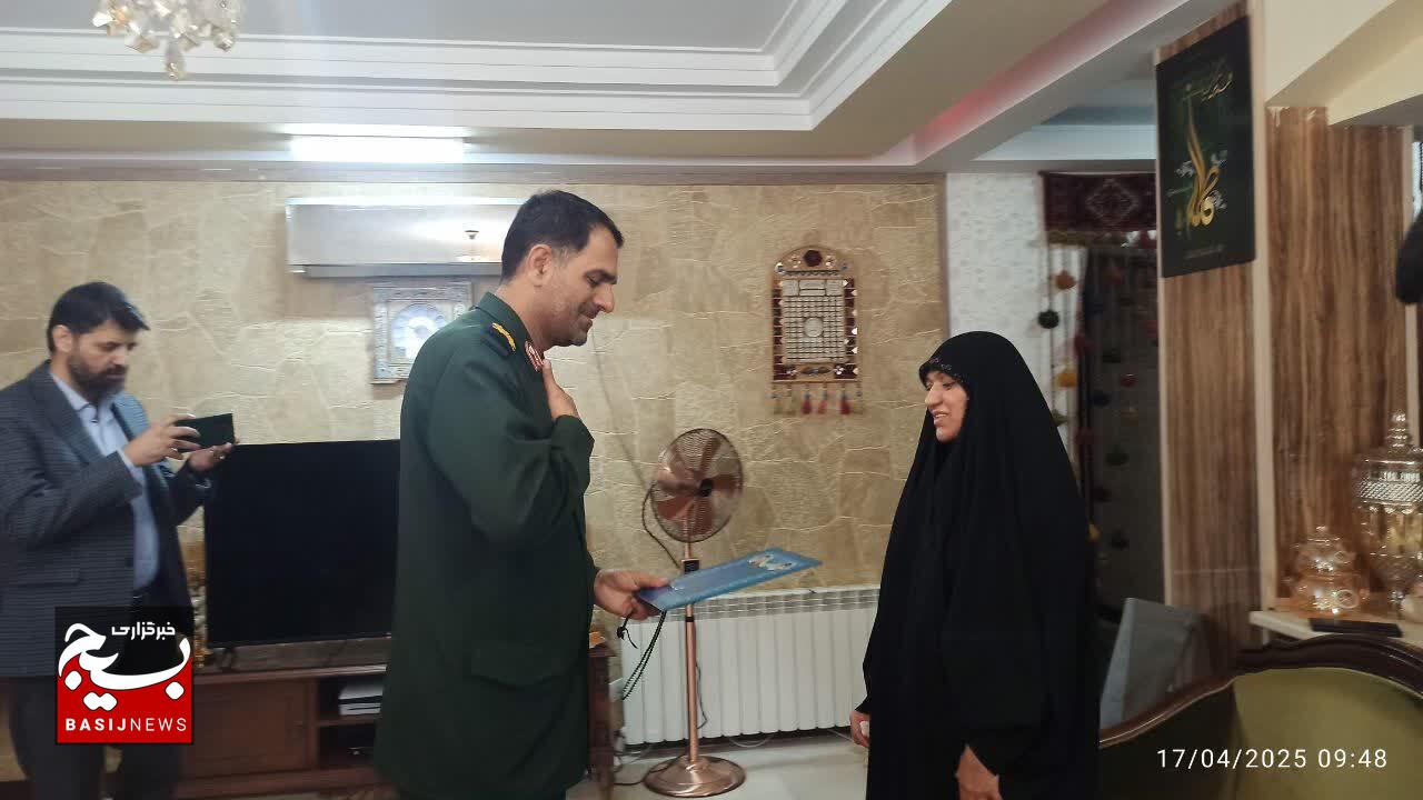 دیدار سردار بهروز جانشین فرماندهی سپاه ثارالله استان کرمان، با خانوادۀ شهید مدافع حرم، حاج‌حسین بادپا