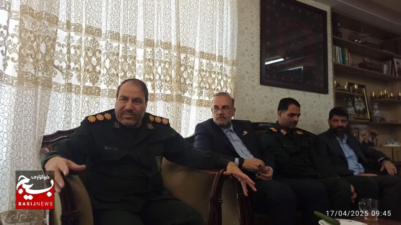 دیدار سردار بهروز جانشین فرماندهی سپاه ثارالله استان کرمان، با خانوادۀ شهید مدافع حرم، حاج‌حسین بادپا