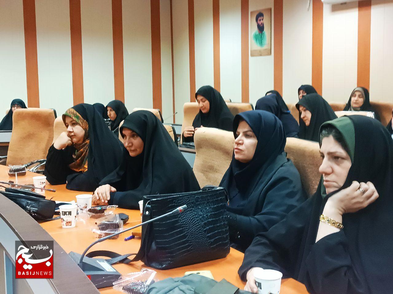 نشست تخصصی نخبگان بسیج جامعه زنان لرستان +عکس