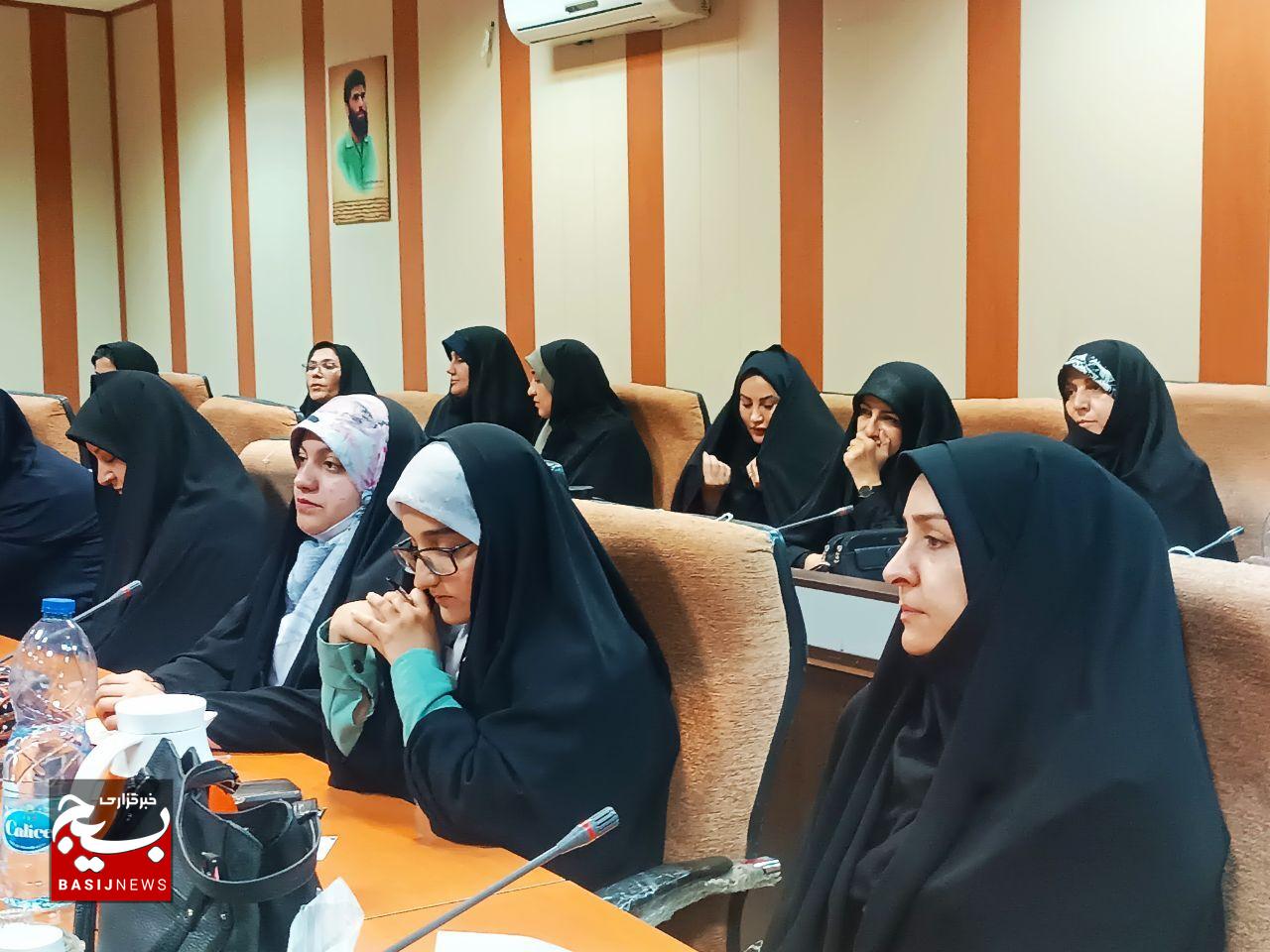 نشست تخصصی نخبگان بسیج جامعه زنان لرستان +عکس