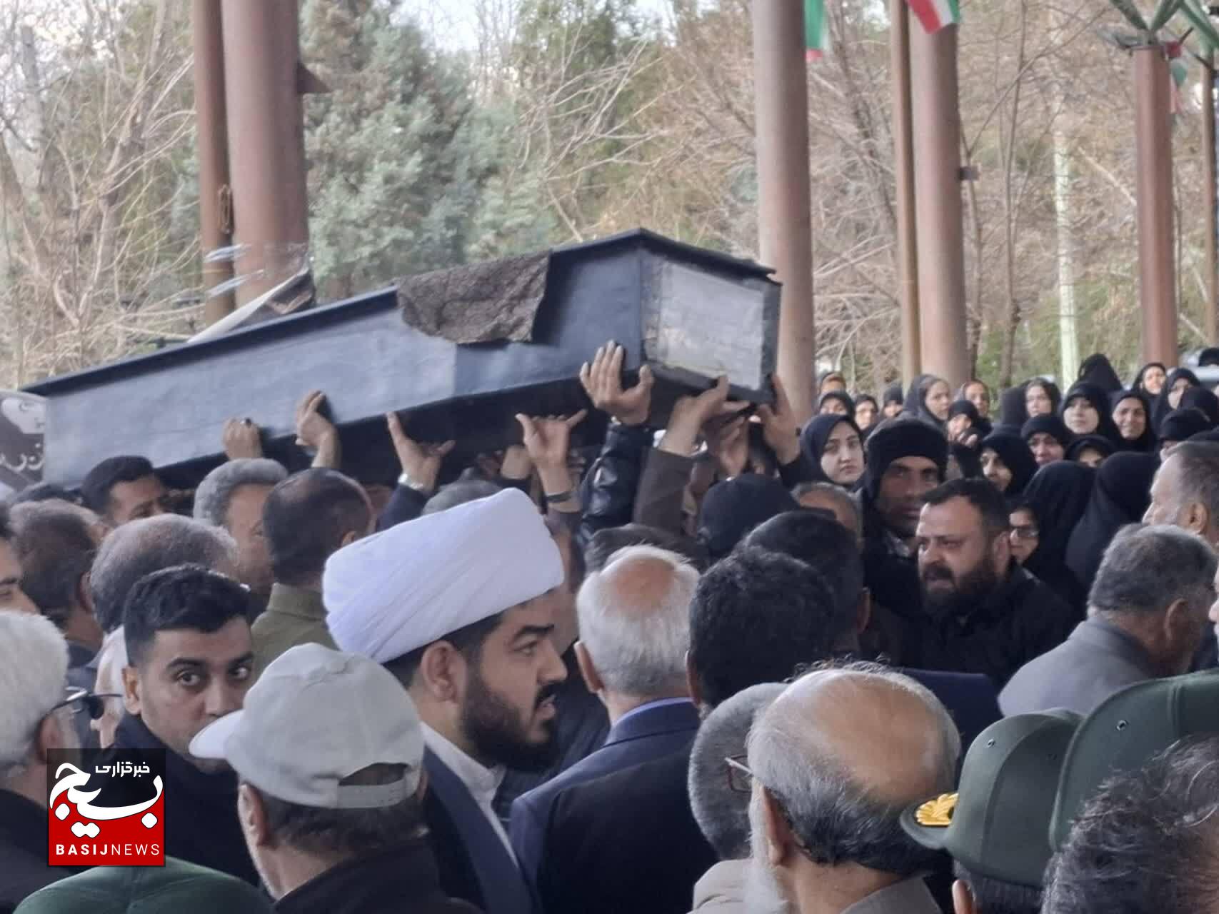 تشییع همسر اولین شهید روحانی دفاع مقدس در شهرستان بروجرد