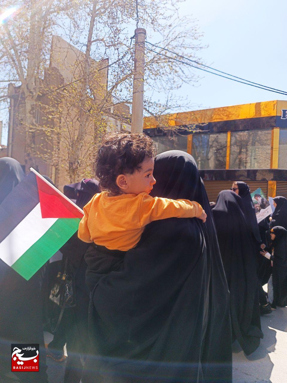مادران لرستانی با فرزندان در آغوش، فریاد آزادی قدس سر دادند مادران لرستانی با فرزندان در آغوش، فریاد آزادی قدس سر دادند