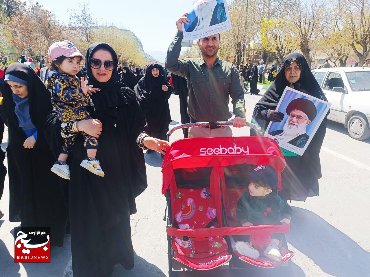 مادران لرستانی با فرزندان در آغوش، فریاد آزادی قدس سر دادند مادران لرستانی با فرزندان در آغوش، فریاد آزادی قدس سر دادند