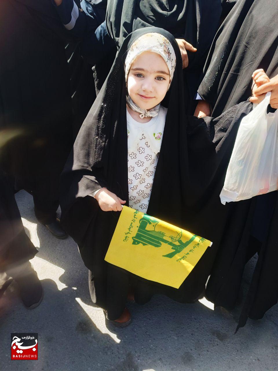 مادران لرستانی با فرزندان در آغوش، فریاد آزادی قدس سر دادند مادران لرستانی با فرزندان در آغوش، فریاد آزادی قدس سر دادند