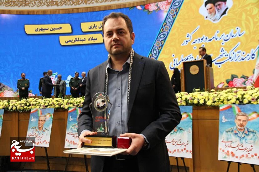 تجلیل از سید میثم موسوی محسنی کارمند برگزیده صنعت نفت در پنجمین جشنواره کارمند تراز مکتب شهید حاج قاسم...