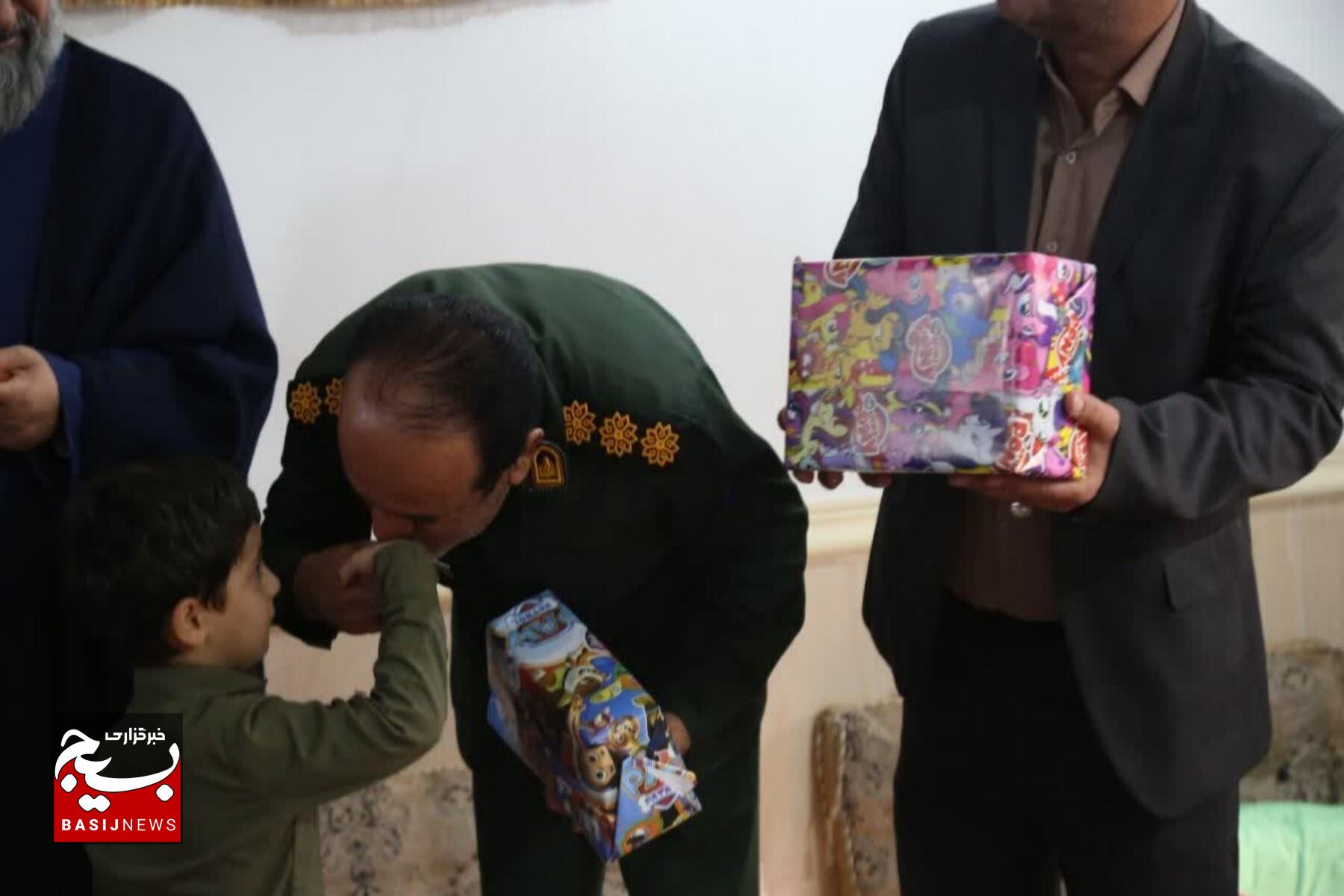 دیدار امام‌جمعه و فرمانده سپاه امام رضا(ع)به همراه مسئولین شهرستان با خانواده شهید ایمان قایدی به مناسبت روز پدر