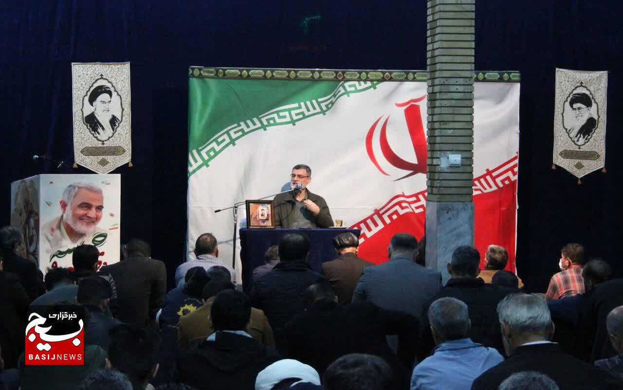 جامعه اسلامی زمانی به قله می‌رسد که خواص به موقع در میدان باشند