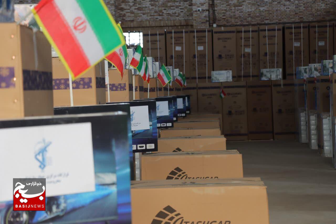 با حضور فرماندهان سپاه؛ اهدای ۵۰۰ جهیزیه و اجرای طرح‌های محرومیت‌زدایی در کرمان + تصاویر