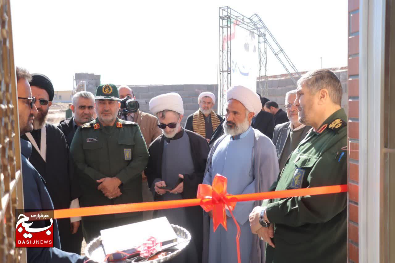 با حضور فرماندهان سپاه؛ اهدای ۵۰۰ جهیزیه و اجرای طرح‌های محرومیت‌زدایی در کرمان + تصاویر