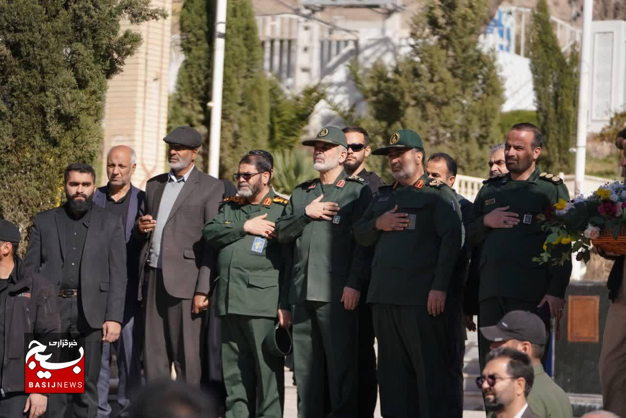 ادای احترام سردار وحیدی به مقام شهید سلیمانی در گلزار شهدای کرمان