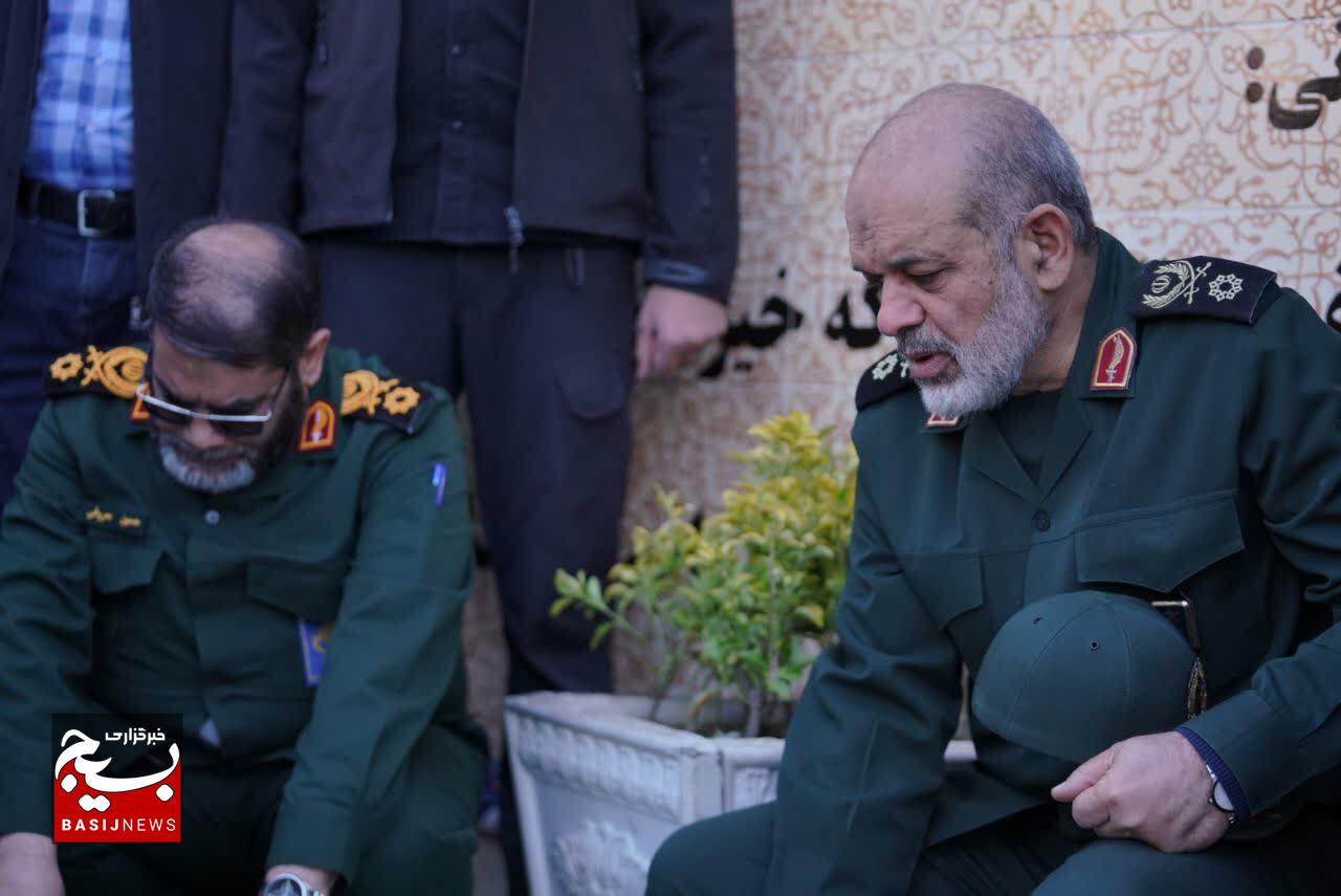 ادای احترام سردار وحیدی به مقام شهید سلیمانی در گلزار شهدای کرمان