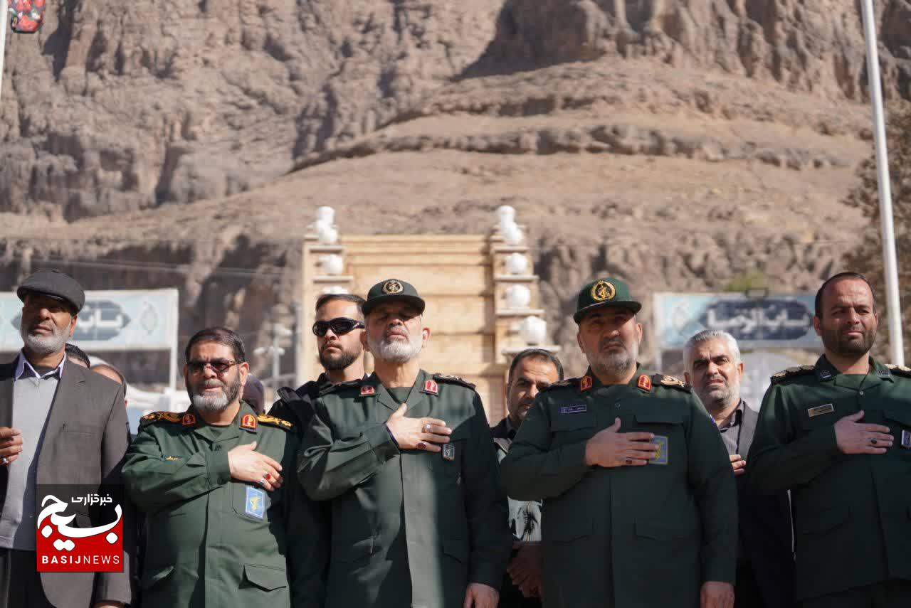 ادای احترام سردار وحیدی به مقام شهید سلیمانی در گلزار شهدای کرمان