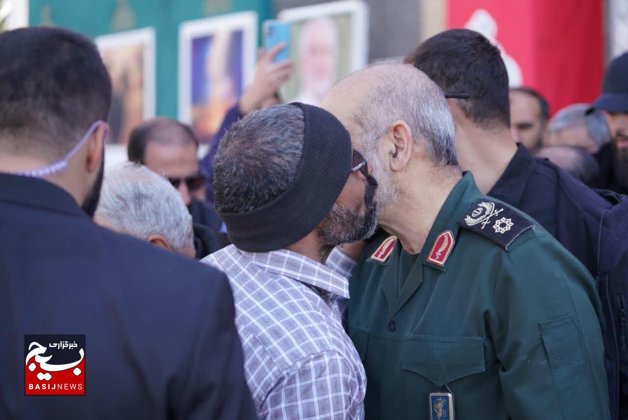 ادای احترام سردار وحیدی به مقام شهید سلیمانی در گلزار شهدای کرمان