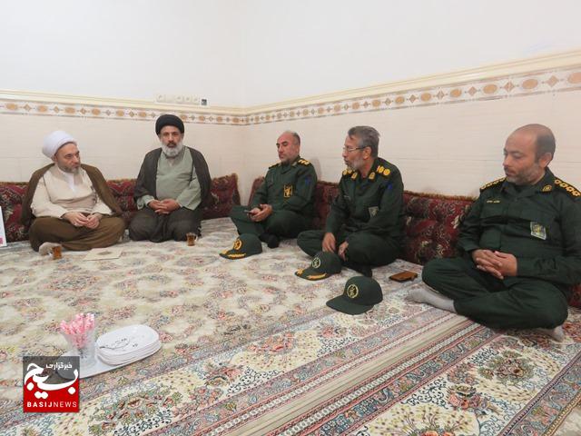 دیدار جانشین نمایندگی ولیفقیه در سازمان بسیج با خانواده شهید اکبر خوشابی در دشتستان دیدار جانشین نمایندگی ولیفقیه در سازمان بسیج با خانواده شهید اکبر خوشابی در دشتستان