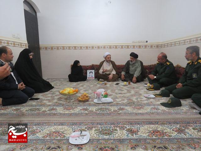 دیدار جانشین نمایندگی ولیفقیه در سازمان بسیج با خانواده شهید اکبر خوشابی در دشتستان دیدار جانشین نمایندگی ولیفقیه در سازمان بسیج با خانواده شهید اکبر خوشابی در دشتستان