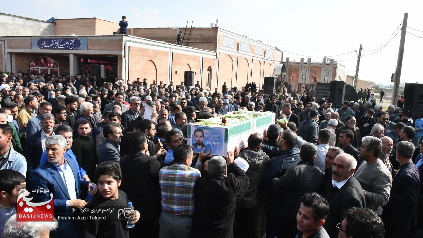 تشییع با شکوه 3 شهید مدافع امنیت در گچساران تشییع با شکوه 3 شهید مدافع امنیت در گچساران