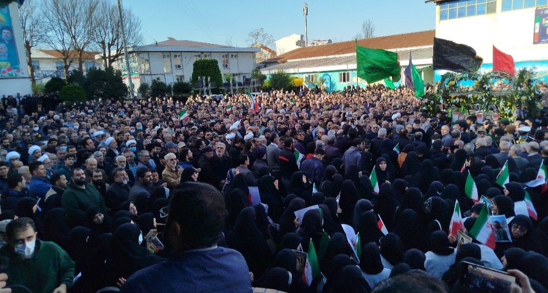 تشییع پیکر شهدای مطهر با دو عَلَم؛ قرآن و پرچم جمهوری اسلامی ایران