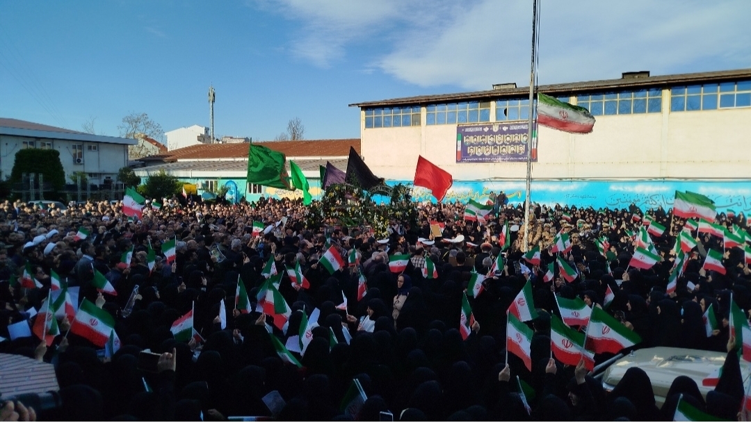 تشییع پیکر شهدای مطهر با دو عَلَم؛ قرآن و پرچم جمهوری اسلامی ایران