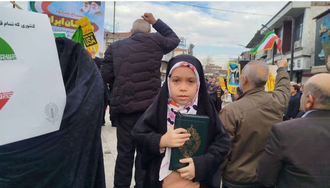 تشییع پیکر شهدای مطهر با دو عَلَم؛ قرآن و پرچم جمهوری اسلامی ایران