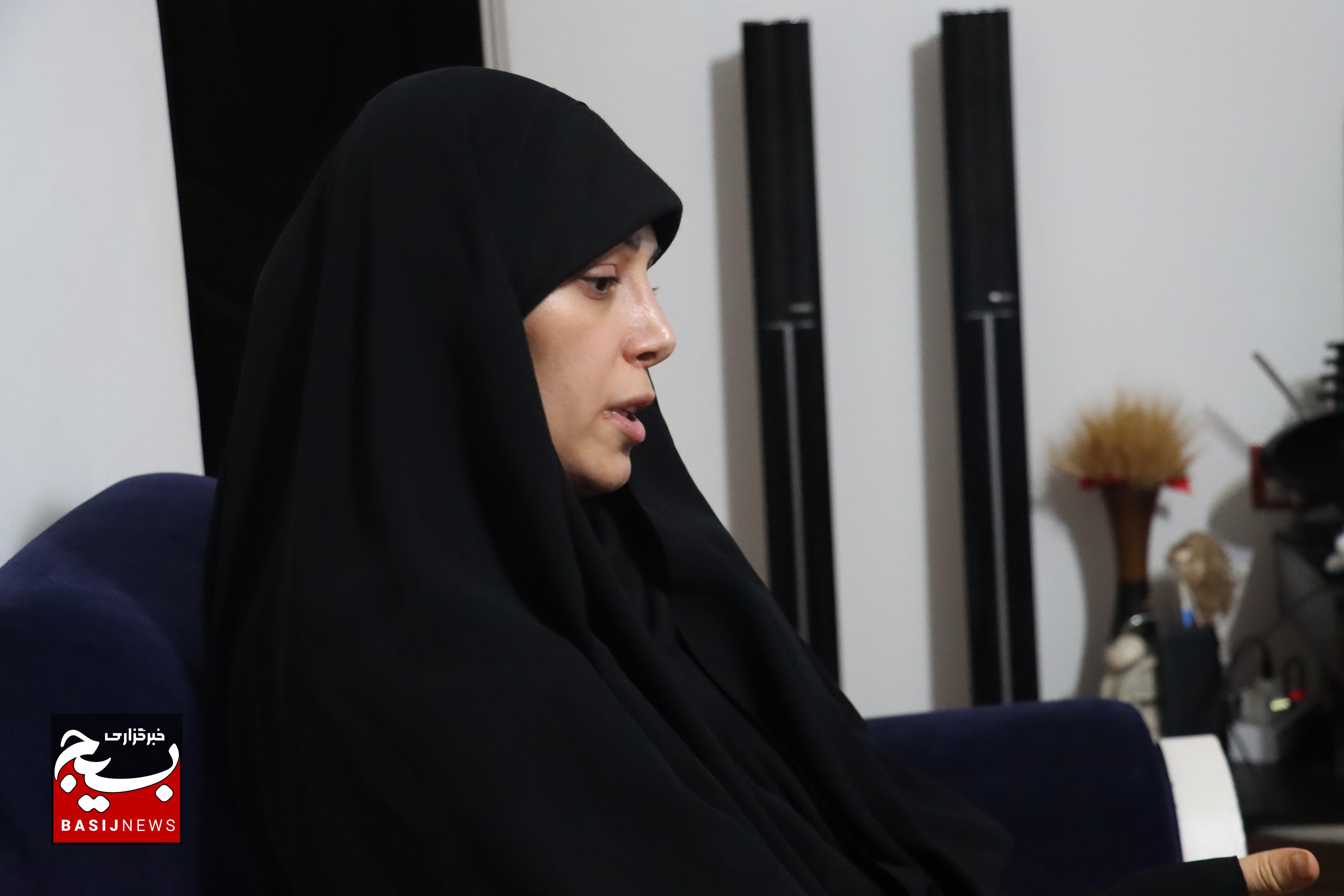 دیدار فرمانده سپاه قدس گیلان با خانواده شهدای حمله تروریستی در رشت