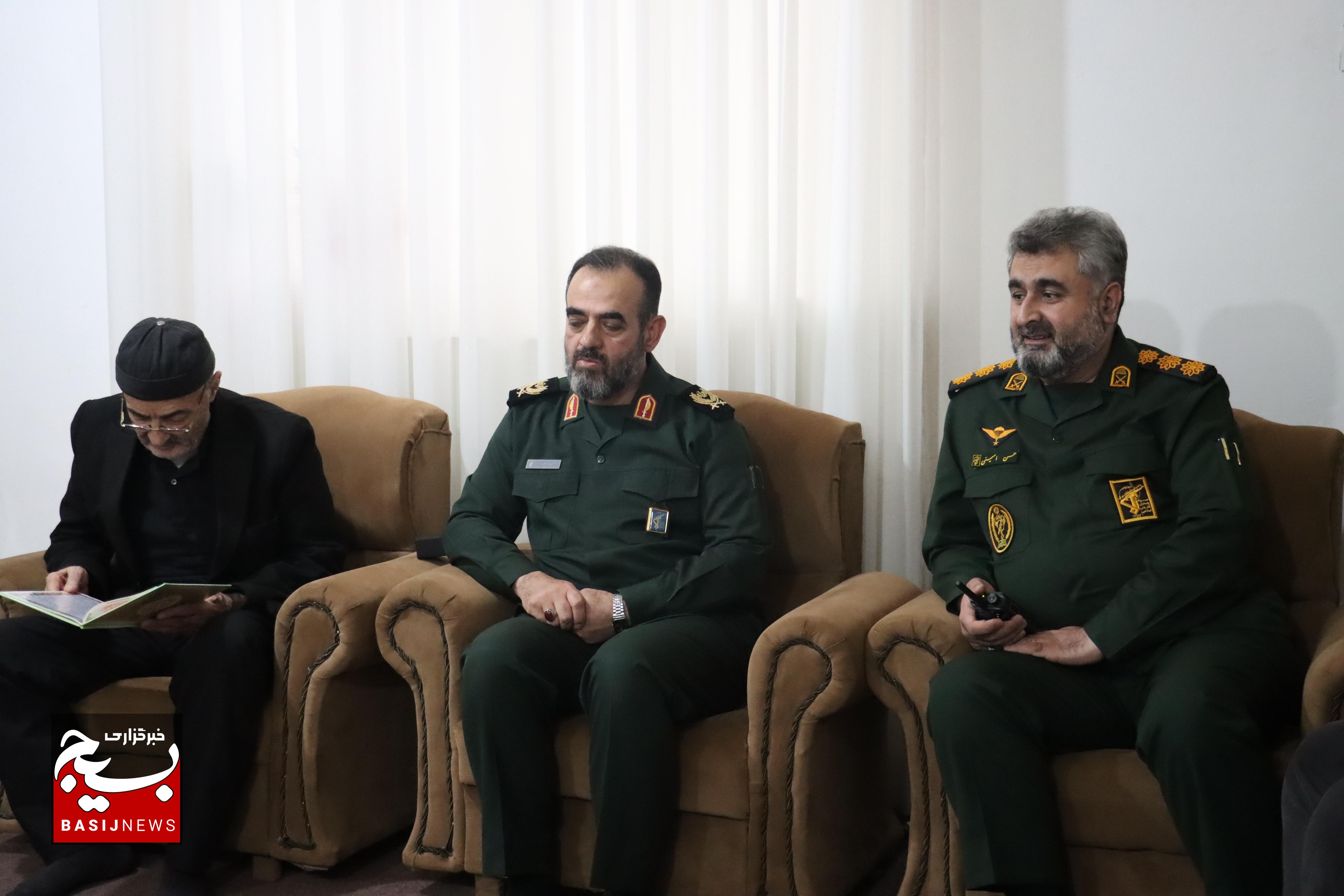 دیدار فرمانده سپاه قدس گیلان با خانواده شهدای حمله تروریستی در رشت