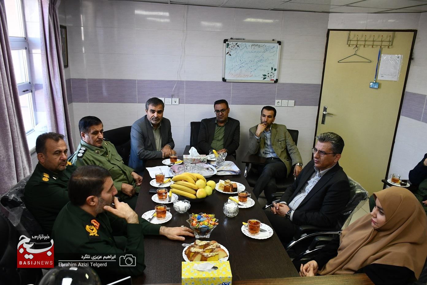 بازدید فرمانده سپاه فتح و رئیس دانشگاه علوم پزشکی از درمانگاه امام صادق (ص)