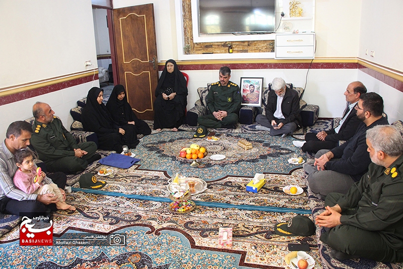 دیدار فرمانده سپاه حضرت جوادالائمه(ع) شهرستان دشتستان با خانواده شهید عباس آفریدون