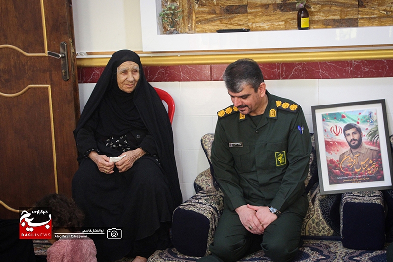 دیدار فرمانده سپاه حضرت جوادالائمه(ع) شهرستان دشتستان با خانواده شهید عباس آفریدون