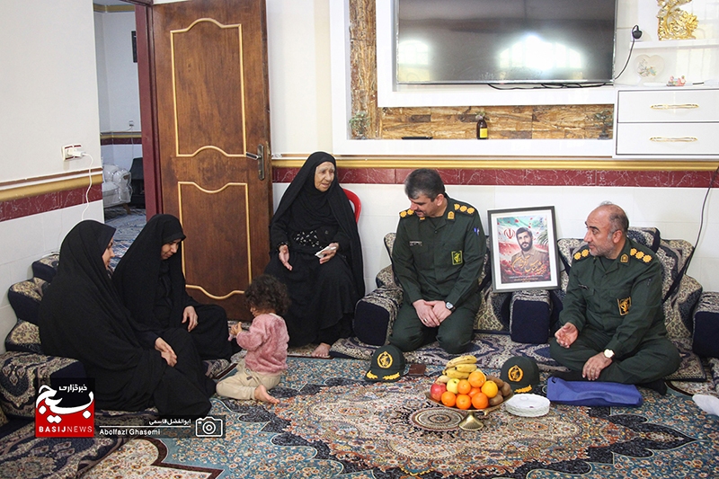 دیدار فرمانده سپاه حضرت جوادالائمه(ع) شهرستان دشتستان با خانواده شهید عباس آفریدون