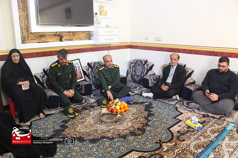 دیدار فرمانده سپاه حضرت جوادالائمه(ع) شهرستان دشتستان با خانواده شهید عباس آفریدون