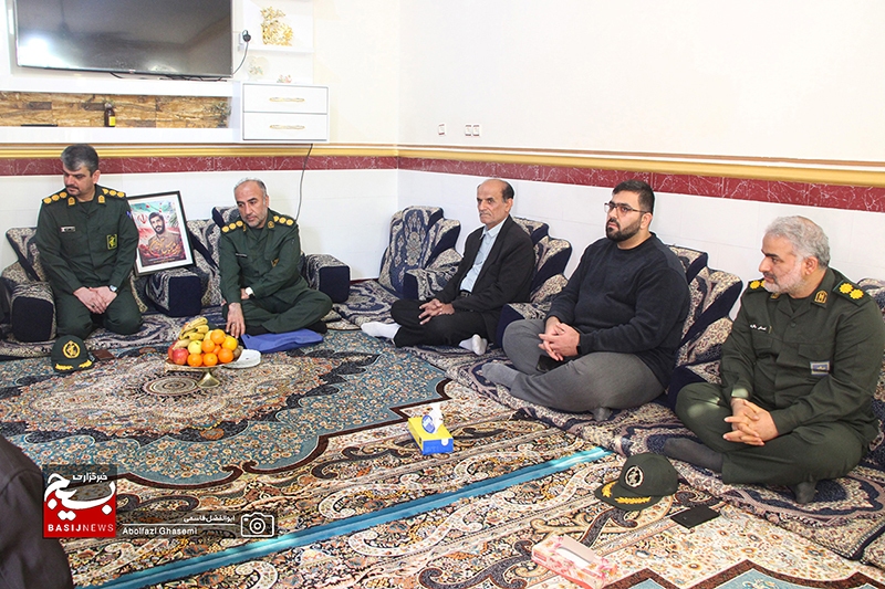 دیدار فرمانده سپاه حضرت جوادالائمه(ع) شهرستان دشتستان با خانواده شهید عباس آفریدون