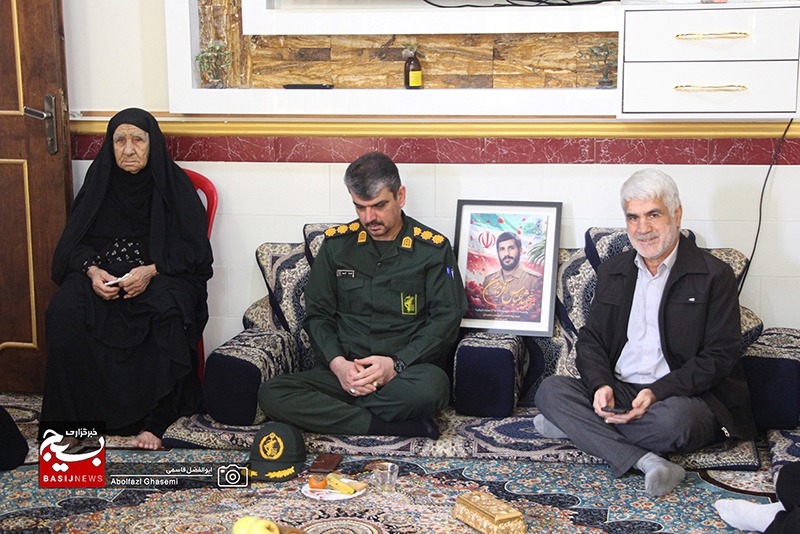 دیدار فرمانده سپاه حضرت جوادالائمه(ع) شهرستان دشتستان با خانواده شهید عباس آفریدون