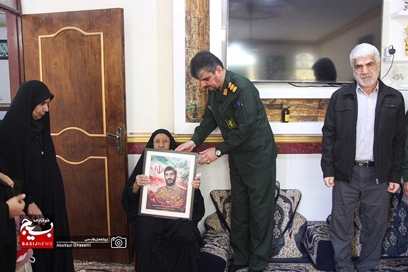 دیدار فرمانده سپاه حضرت جوادالائمه(ع) شهرستان دشتستان با خانواده شهید عباس آفریدون