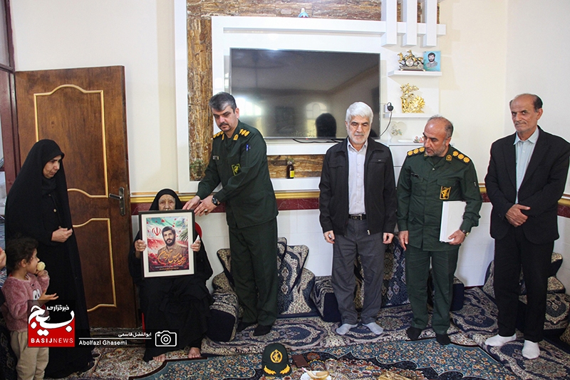 دیدار فرمانده سپاه حضرت جوادالائمه(ع) شهرستان دشتستان با خانواده شهید عباس آفریدون