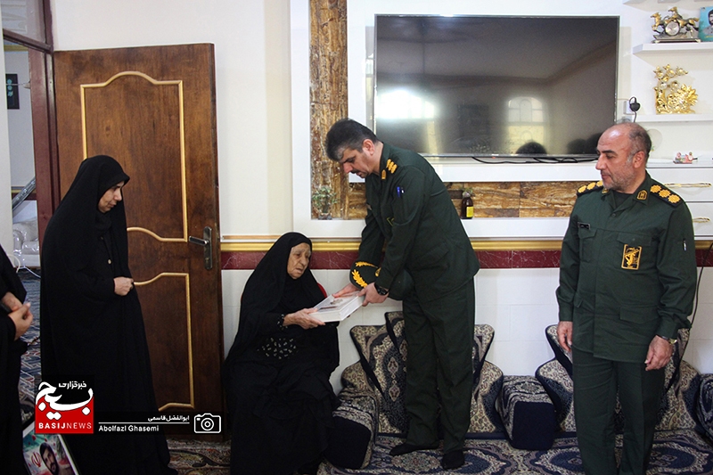 دیدار فرمانده سپاه حضرت جوادالائمه(ع) شهرستان دشتستان با خانواده شهید عباس آفریدون