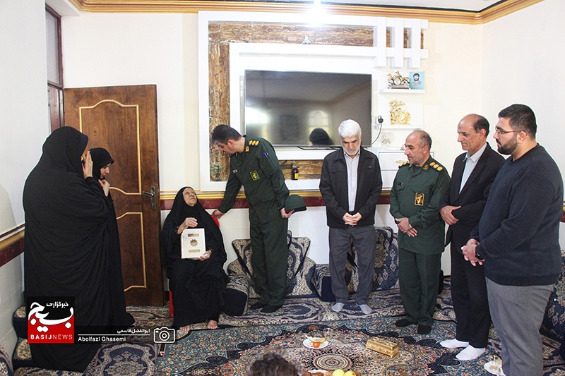 دیدار فرمانده سپاه حضرت جوادالائمه(ع) شهرستان دشتستان با خانواده شهید عباس آفریدون