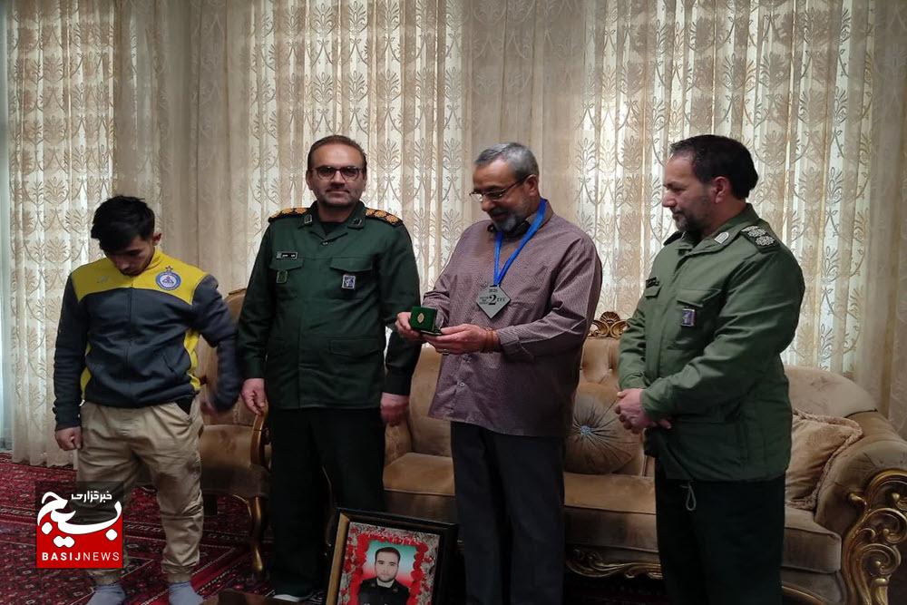 تقدیم مدال قهرمان ملایری به خانواده شهید نظری 