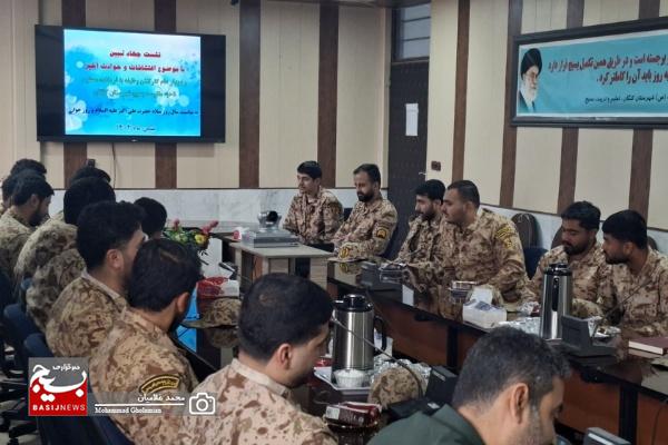 دیدار فرمانده سپاه کنگان با سربازان به مناسبت روز جوان