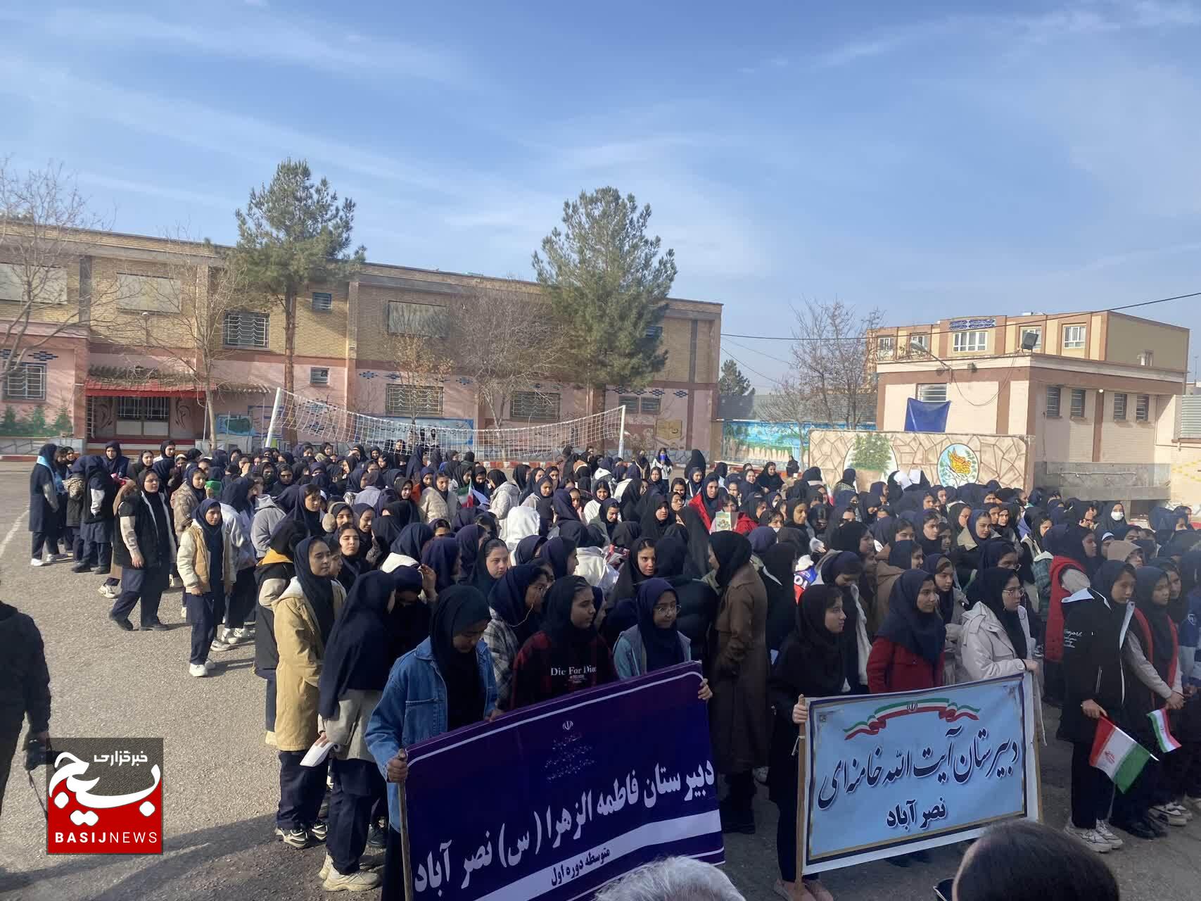 نواختن زنگ انقلاب در مدرسه آیت‌الله خامنه‌ای نصرآباد